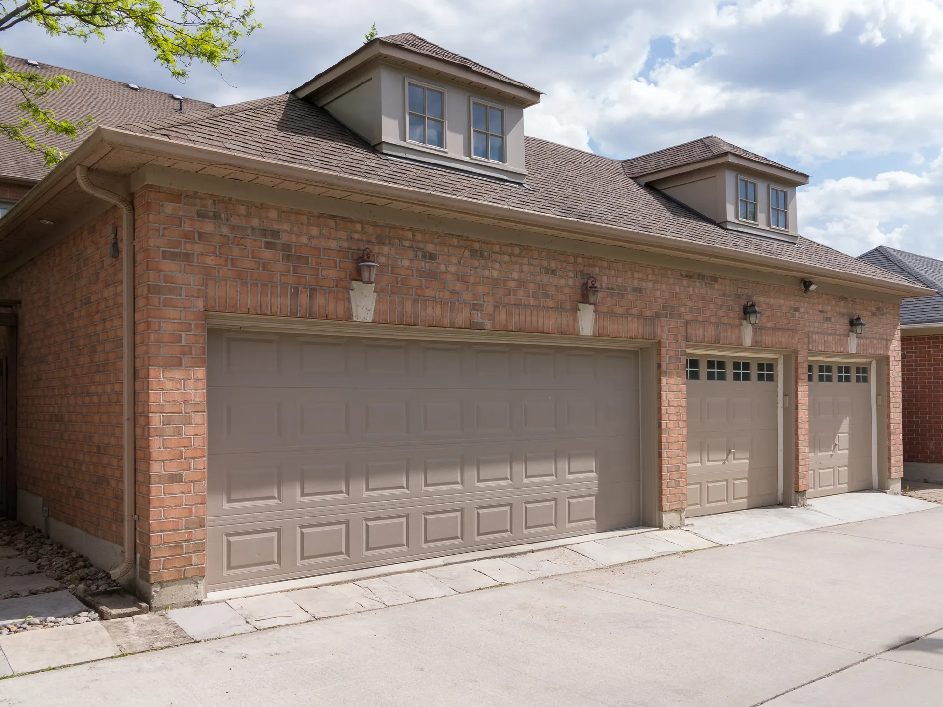 How to Choose a New Garage Door in Tennessee